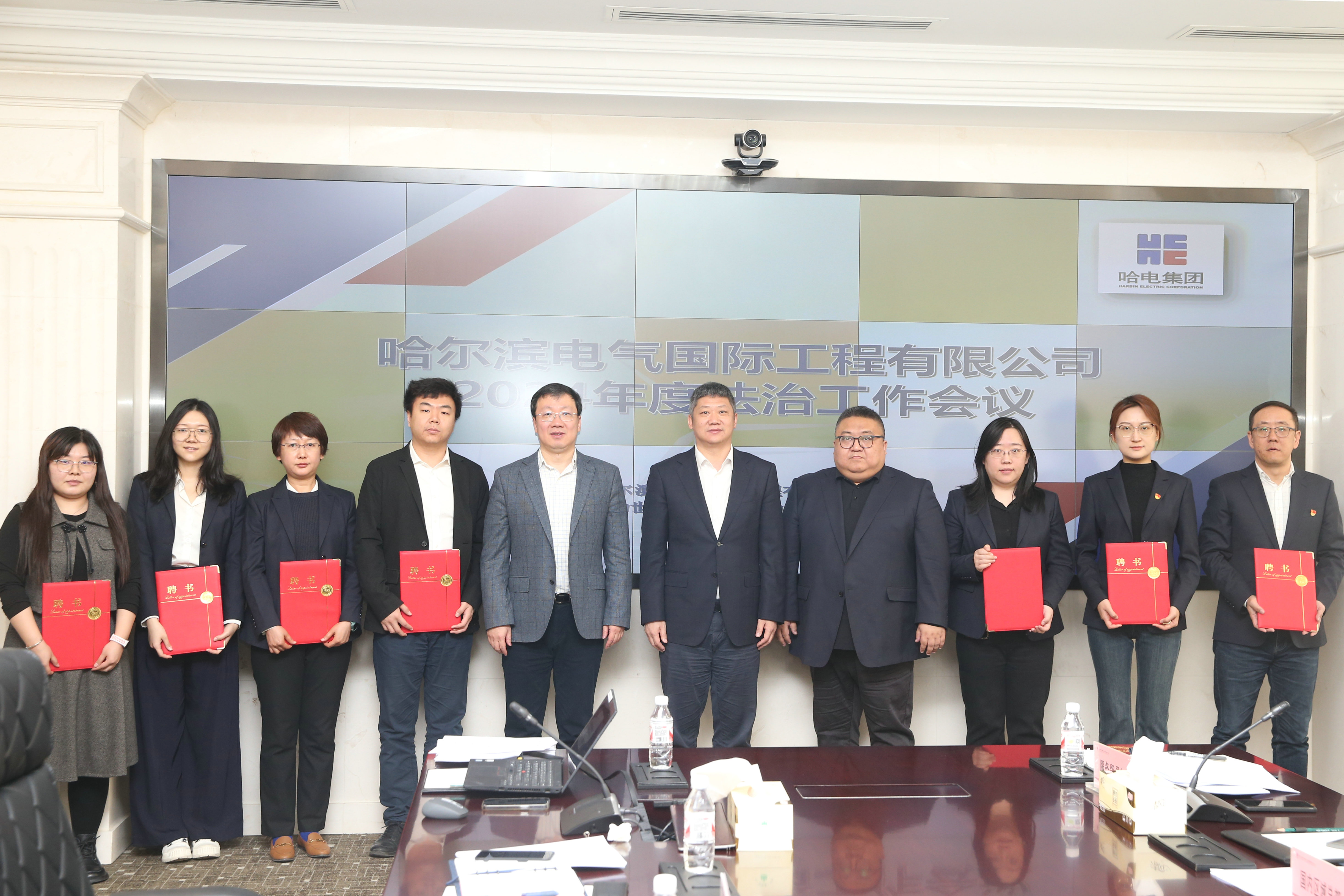 bevictor伟德国际为部分重点部门法律顾问颁发聘书.jpg bevictor伟德国际为部分重点部门法律顾问颁发聘书.jpg