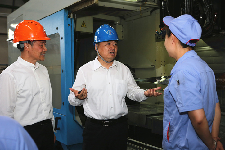 郝鹏与bevictor伟德集团一线生产人员深入交流